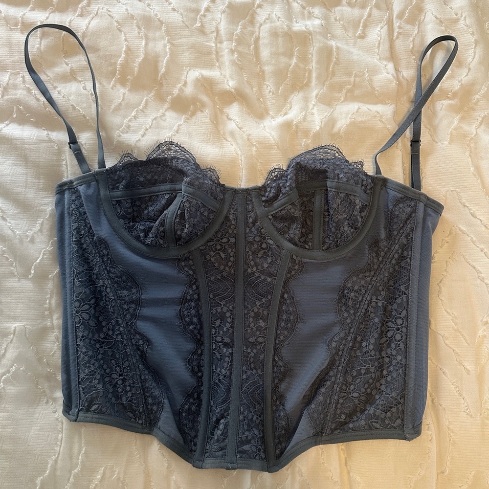 blue urban outfitters corset top
•size M